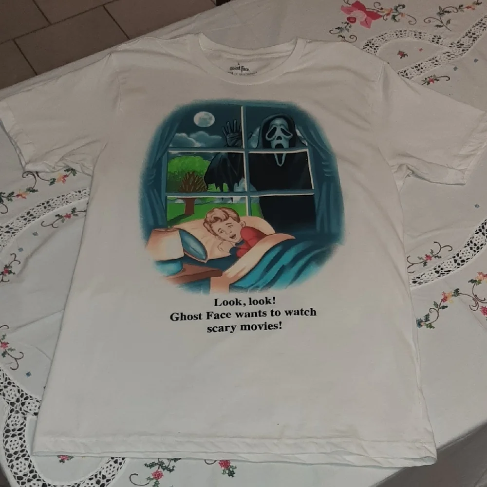 'GHOST FACE'๐ฑ"Look,look" White Graphic Horror Tee in EUC 100% Cotton Sz L - Picture 3 of 10